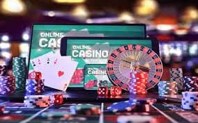 Tampilan live casino dengan meja blackjack dan roulette